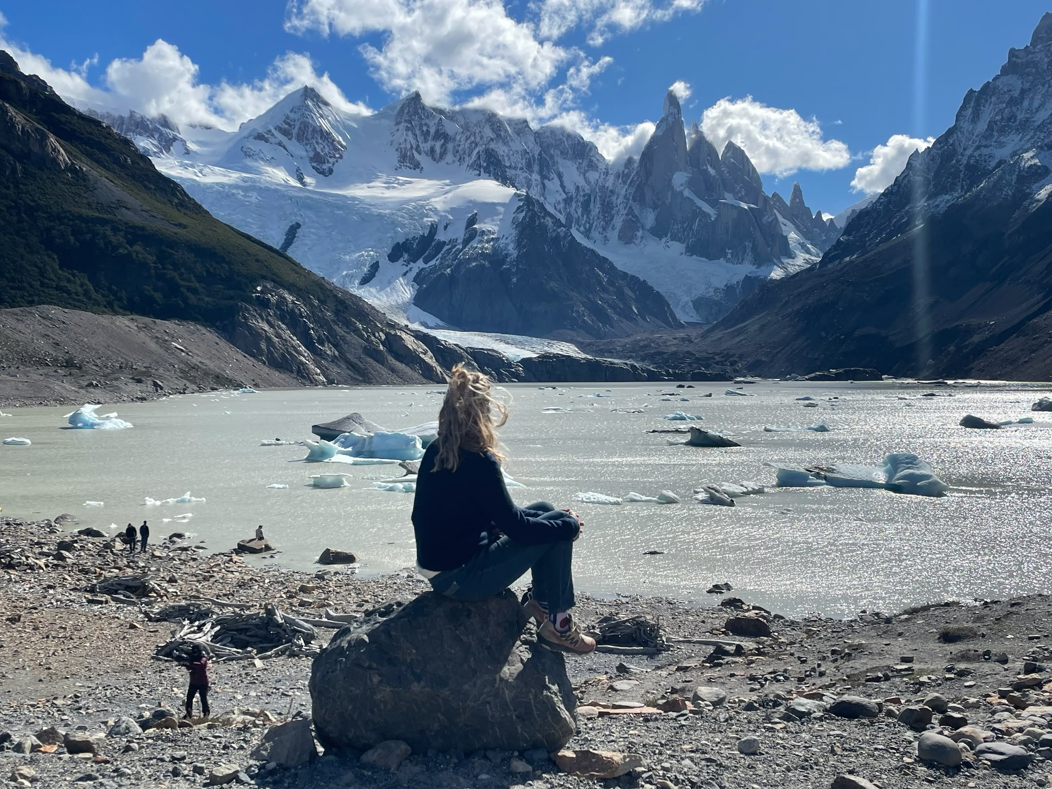 Valérie Rulleau face à un paysage de montagne